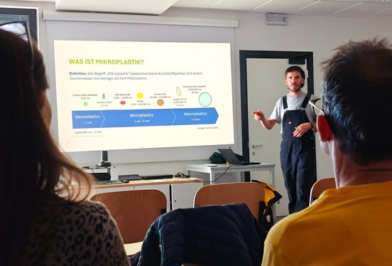 Michelangelo Lamonaca sensibilisierte die Anwesenden mit präzisen Informationen zur Einordnung von Mikro- und Nanoplastik sowie über die möglichen Quellen. (Foto: LPA/Ursula Pirchstaller)