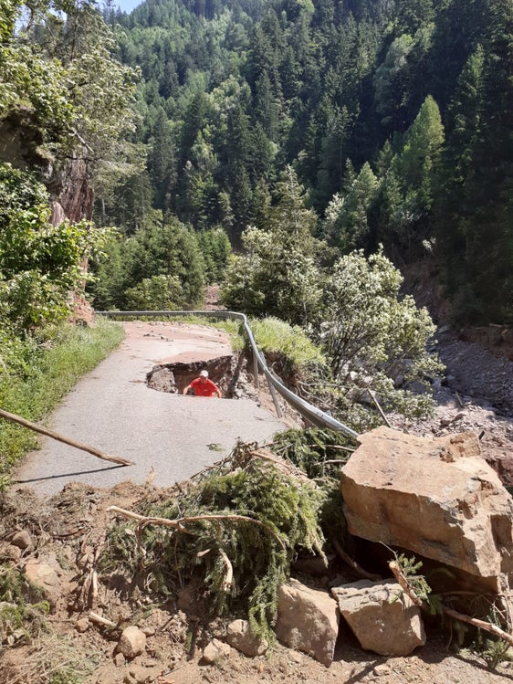 Die Beiträge betreffen auch Wiederinstandsetzungsmaßnahmen, etwa den Wiederaufbau beschädigter öffentlicher Bauwerke wie Straßen. Im Bild:  Bei Unwetterereignis im Juni beschädigte Straße am Tanzbach, Sarntal. (Foto: LPA/Amt für Zivilschutz)