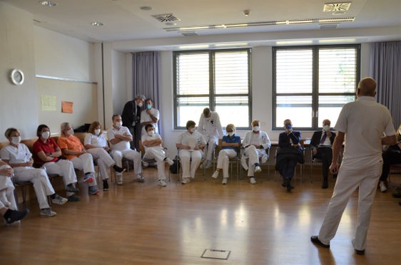 Durante il sopralluogo del presidente Arno Kompatscher all'ospedale di Silandro il direttore sanitario, Robert Rainer, ha fornito i dati aggiornati sull'attivitá de nosocomio (Foto: ASP)