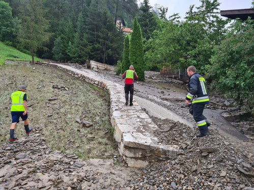 Numerose abitazioni sono state danneggiate, ma fortunatamente non vengono segnalati feriti. (Foto: ASP/Ufficio Sistemazione bacini montani nord/Jan Kobald)