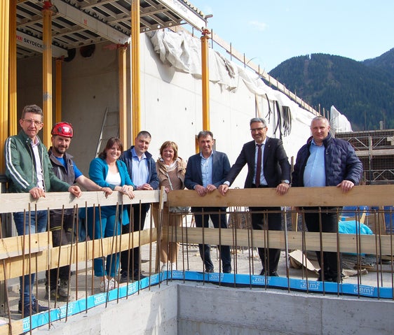 Lokalaugenschein auf der Baustelle Zivilschutzzentrum Sarntal: Landeshauptmann und Bevölkerungsschutzlandesrat Arno Kompatscher (2.v.re.) und Bürgermeister Christian Reichsigl (3.v.re.) mit (v.li.) Bernhard Thaler, Bauarbeiter, Lisa Lucin, Richard Kienzl, Flora Brugger, Josef Mair. (Foto: LPA/Toni Hofer)