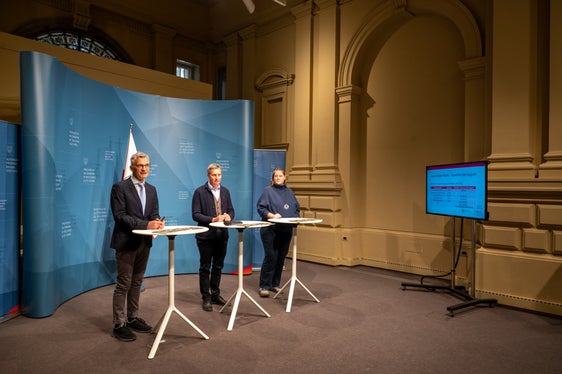 Stellten heute (11.11.) Zahlen zum Borkenkäferbefall in Südtirol und das neue Kinderbuch "Borix" vor: (v.l.) Günther Unterthiner, Landesrat Luis Walcher und Autorin Heidi Troi. (Foto: LPA/Manuela Tessaro)
