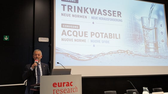 "Die neue EU-Richtlinie zielt darauf ab, den Zugang zu hochwertigem Trinkwasser zu stärken und Versorgungsstrukturen qualitativ weiterzuentwickeln. Damit kommen neue Aufgaben auf die Betreiber von Trinkwasserversorgungseinrichtungen zu", unterstrich Landesrat Peter Brunner zum Auftakt der Fachtagung in der EURAC am 14. Mai. (Foto: LPA/Vera Brunetti)