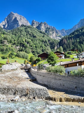 Innerhalb weniger Tage hat die Wildbachverbauung den Kogbach (im Bild vom 9. August bei seiner Mündung in den Pflerscherbach) von dem durch den Starkregen am 5. August angeschwemmten Material befreit. (Foto: LPA/Landesamt für WIldbach- und Lawinenverbauung Nord in der Agentur für Bevölkerungsschutz)