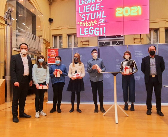 La premiazione dell'iniziativa. Da sinistra l'assessore Achammer, Sofie Trebo, Mariagiulia Levantino, Sofia Guerra, Josè Luigi Bruni, Luise Murara e l'assessore Vettorato. (Foto: ASP) 