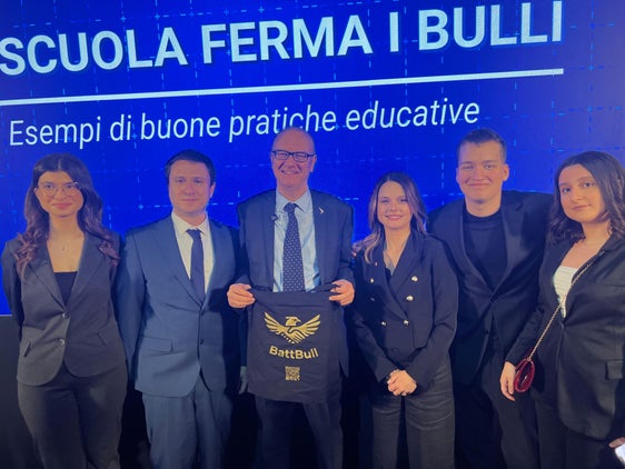 Prestigioso riconoscimento, quello ottenuto dal Polo economico ITE Battisti (nella foto alcuni studenti e docenti dell'istituto) che ha presentato a Roma al ministro Giuseppe Valditara (nella foto al centro) BattBull, un'app innovativa creata da studentesse e studenti per contrastare bullismo e cyberbullismo. (Foto: USP)