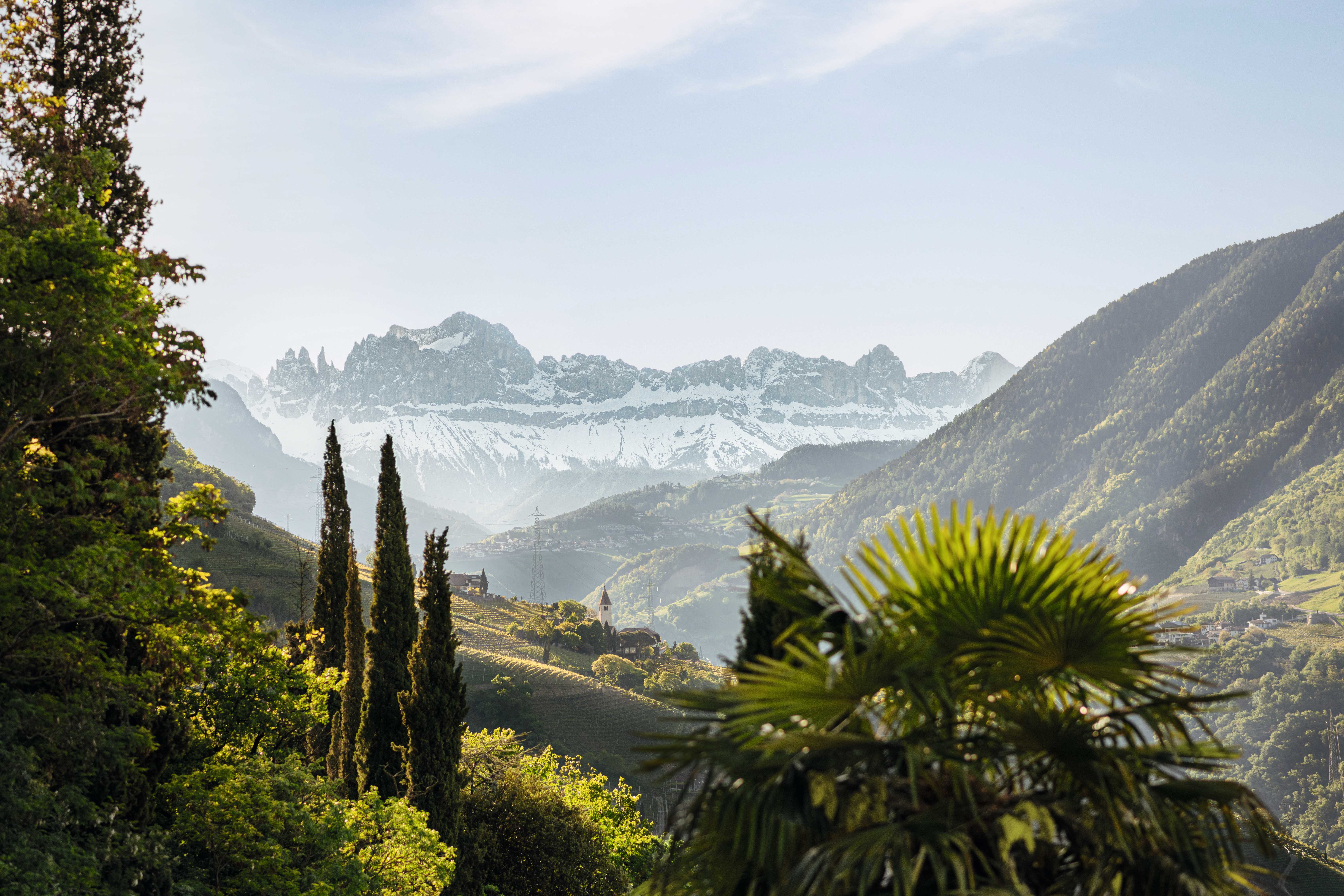 Von Palmen bis Schnee finden Gäste in Südtirol eine breite Palette an Angeboten. Immer mehr Nächtigungen zählt Südtirol. Die Lebensqualität im Land ist hoch - welchen Einfluss darauf hat der Tourismus? Einige Antworten liefert eine Studie, die am Montag vorgestellt wird.  (Foto: IDM/Peter Kaser)