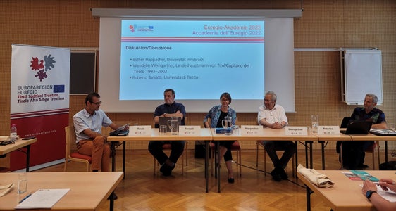 Euregio-Akademie (v.l.) Günther Rautz, Roberto Toniatti, Esther Happacher, Wendelin Weingartner, Hanskarl Peterlini (Foto: Euregio/Nicole Zambanini)