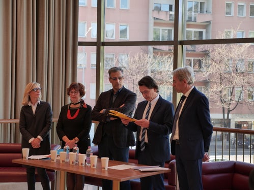 Uno spettacolo teatrale per portare a galla il tema del disagio giovanile. Nella foto (da sinistra) la docente Maria Frapporti, la responsabile scientifica del progetto Psychachè, Giovanna Bronzini, il direttore della formazione professionale in lingua italiana, Giuseppe Delpero, il Sovrintendente Vincenzo Gullotta e il dirigente scolastico, Alberto Conci (Foto: Teatro Stabile/Luca Gori) 



