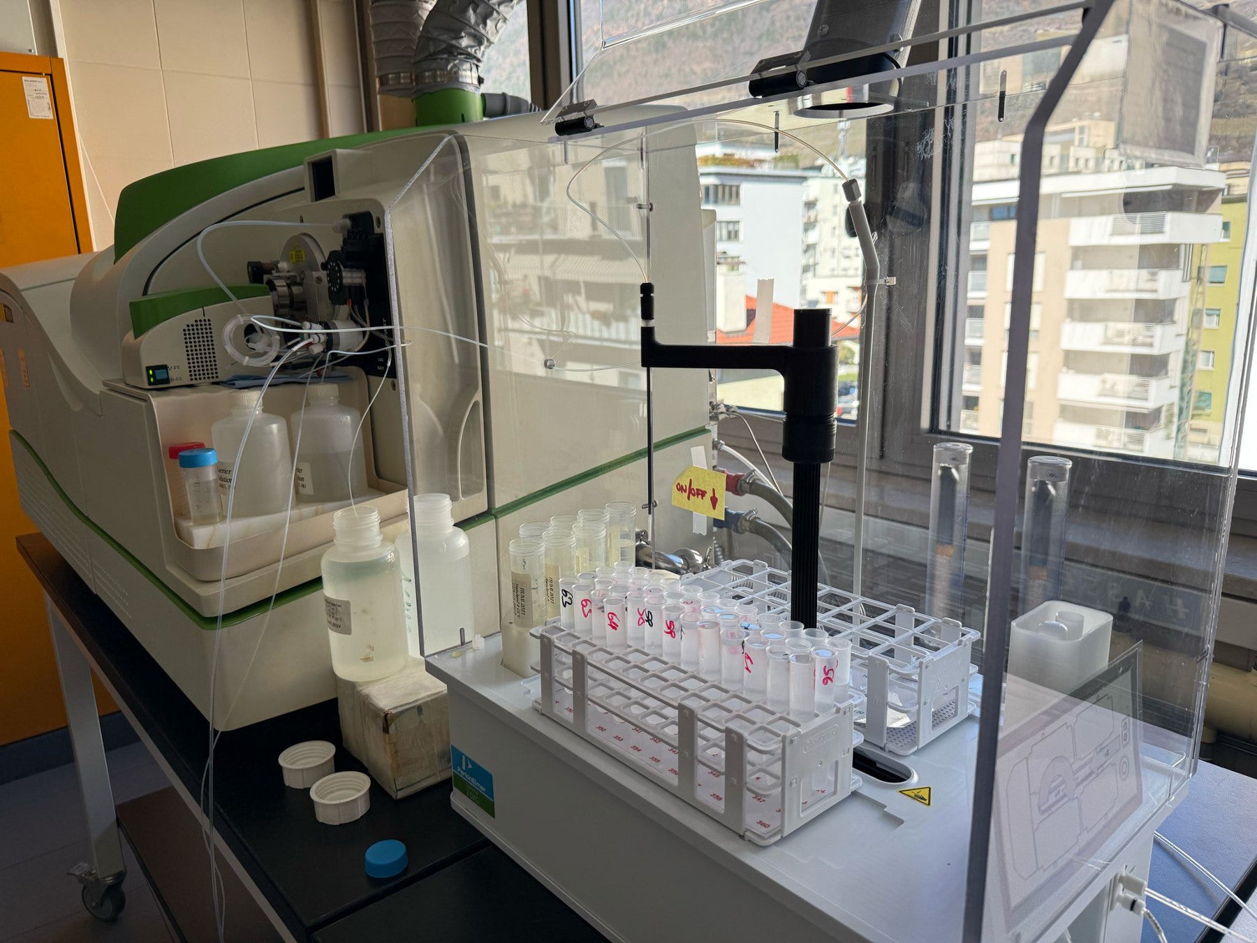 Blick ins Labor für Wasseranalysen und Chromatographie: Die Analyse von Schwermetallen in Oberflächenwasserproben wird mit einem Massenspektrometer (im Bild) durchgeführt. (Foto: Landesagentur für Umwelt und Klimaschutz)