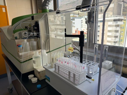 Uno sguardo al Laboratorio Analisi acque e cromatografia: i metalli pesanti presenti nei campioni di acqua superficiale vengono analizzati con uno spettrometro di massa (strumento visibile nella foto). (Foto: Agenzia provinciale per l'ambiente e la tutela del clima)