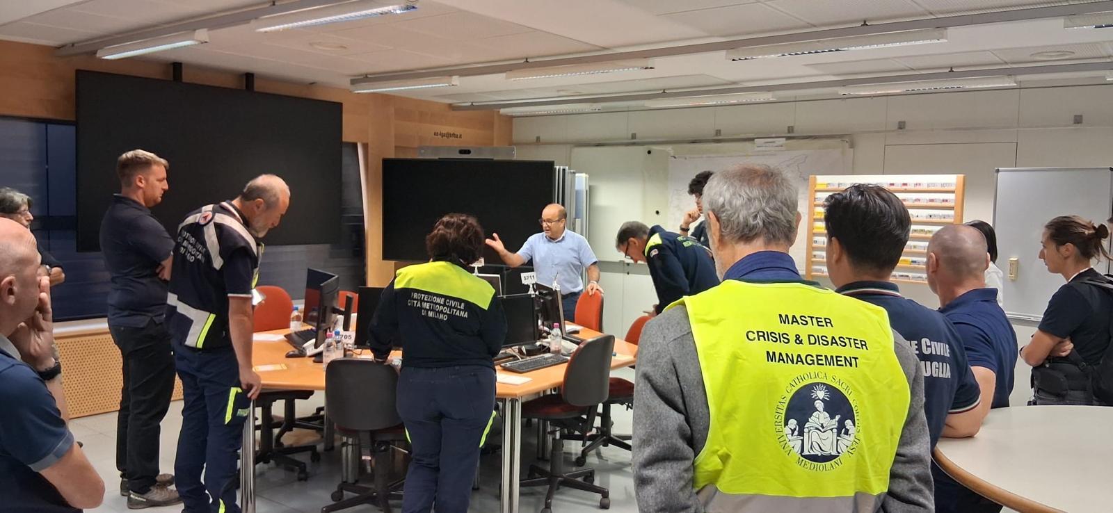 Il Centro situazioni provinciale, situato presso il Centro di Protezione civile in via Druso a Bolzano, è il punto di riferimento centrale per la protezione civile e il coordinamento degli interventi in Alto Adige; in caso di emergenza – frane, forti nevicate, eventi di grande portata – è operativo 24 ore su 24. (Foto: USP/Agenzia per la Protezione civile)