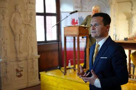 André Comploi, diretëur dl’Intendënza y Cultura ladina: “L ladin ie, ajache la ie la rujeneda plu vedla che viv inant mo ncuencundì tla Dolomites, l’ana nstëssa dl’Euregio. (Foto: USP/Guido Steinegger)