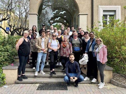Foto di gruppo presso la scuola dell'infanzia Città dei bambini. Per il secondo anno di fila una delegazione di docenti islandesi ha deciso di visitare alcune strutture nel capoluogo. (Foto: ASP) 
