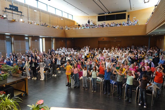 Insgesamt 222 junge Sängerinnen und Sänger aus allen Landesteilen füllten beim Aktionstag Sing in Auer die Aula Magna der Oberschule für Landwirtschaft in Auer. (Foto: LPA/Konrad Pichler)