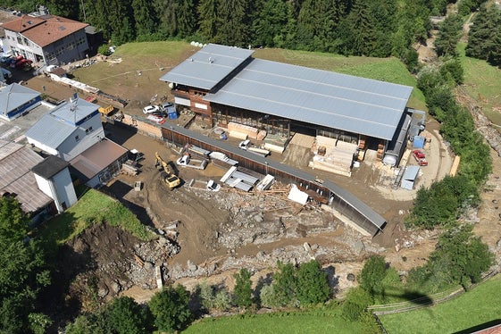 Der Murgang im von der Seiser Alm herabfließenden Frötschbach hat gestern Abend Schäden angerichtet; im Bild die Handwerkerzone in Seis. (Foto: Agentur für Bevölkerungsschutz/Landeswarnzentrum/Omar Formaggioni)