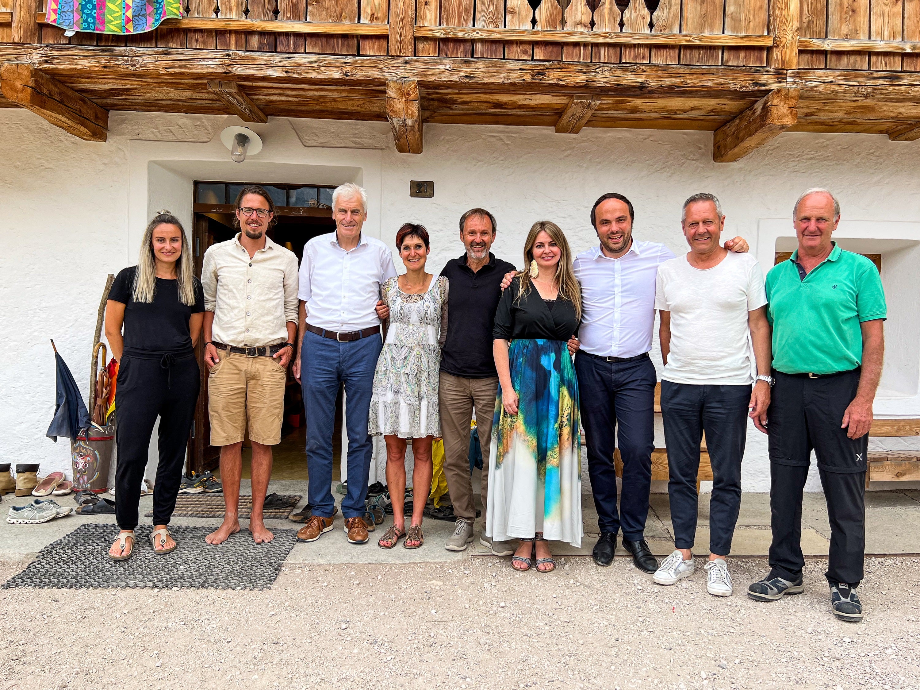 Die Stiftung für die Unterstützung des Bildungssystems der deutschen Bildungsdirektion (rund um Vorsitzenden Josef Watschinger, 2.v.l.) will das Netzwerk außerschulischer Lernorte weiter stärken und ausbauen. (Foto: LPA)