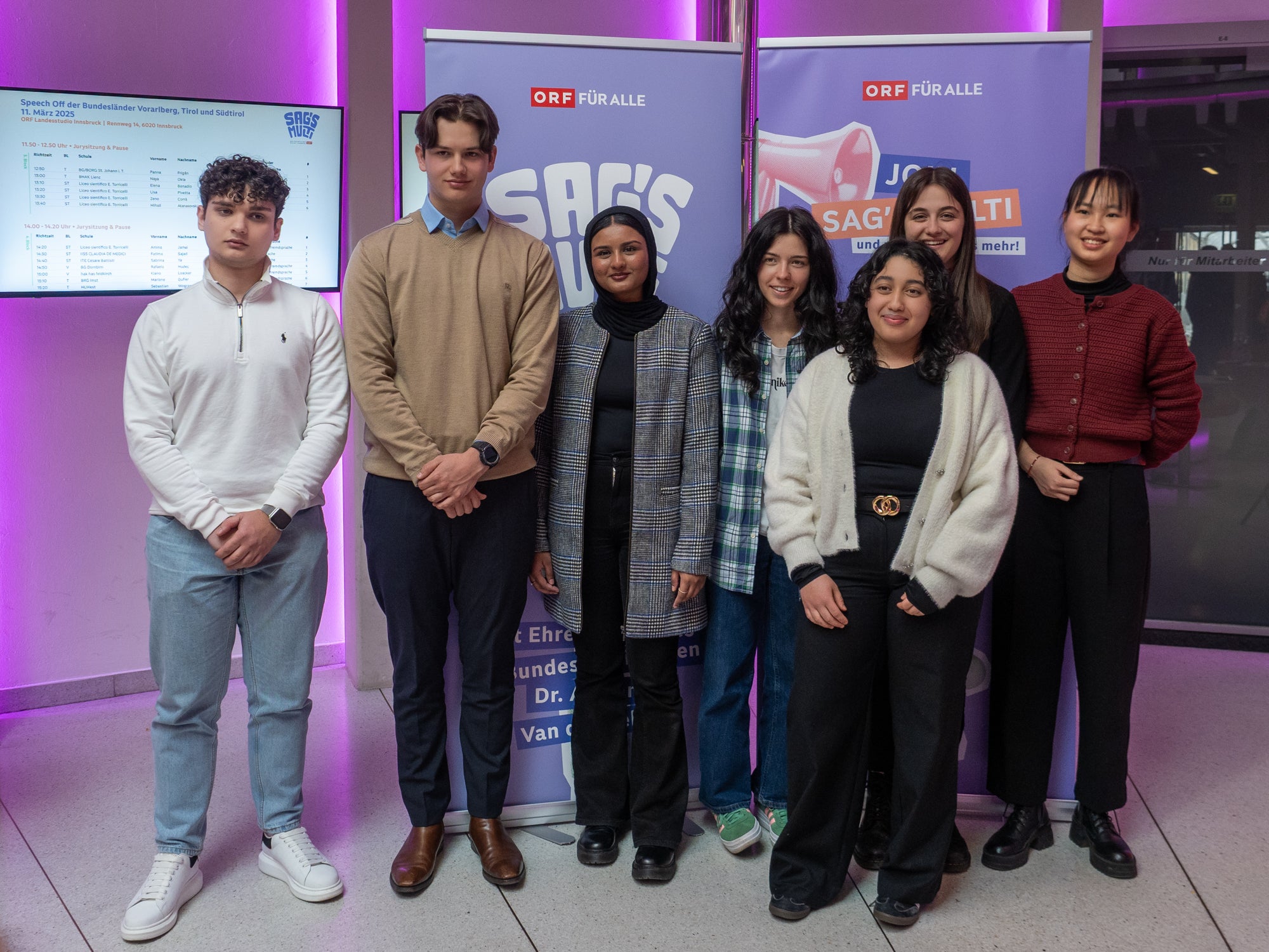 Brillanti ed efficaci nelle competenze linguistiche. Sette degli otto studenti delle scuole italiane dell'Alto Adige che disputeranno la finale di Vienna. Nella foto (da sinistra) Mihail Atanasovski Mirchevski, Zeno Corrà, Fatima Sajad, Lisa Pivetta, Amina Jamaj, Elena Bonadio e Sabrina Ye. (Foto: USP) 