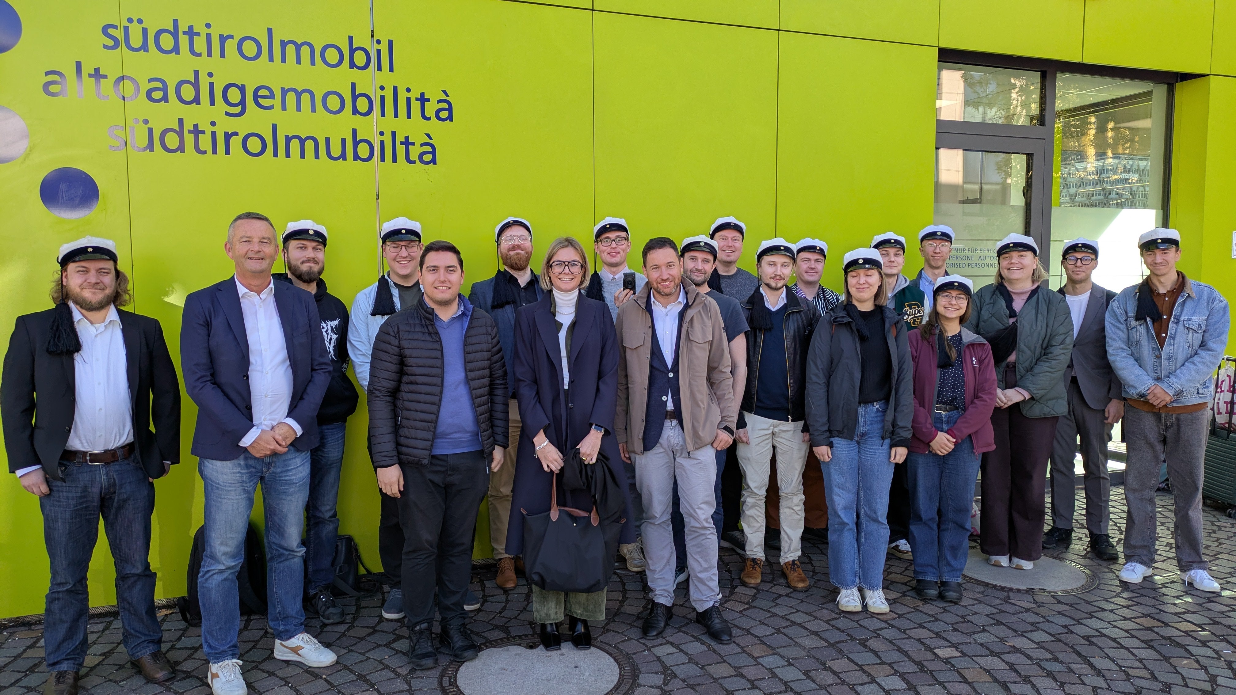 Eine Delegation von Studentinnen und Studenten des Verkehrswesens der Aalto-Universität Helsinki informierte sich über die Südtiroler Mobilitätsstrategien. Das Foto zeigt die Delegation am Bozner Busbahnhof mit Patrick Dejaco (zweiter von links im Vordergrund), Sophia Oberjakober (vierte von links im Vordergrund) und Mirko Waldner (fünfter von links im Vordergrund). (Foto: LPA/STA)