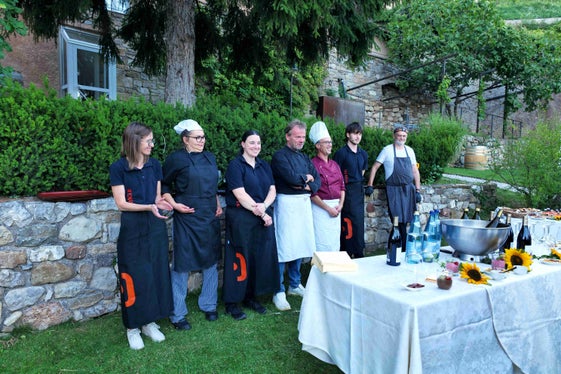 Die Mitarbeiter der Sozialgenossenschaft Renovas verwöhnten die Gäste mit kulinarischen Köstlichkeiten. (Foto: LPA/Paul Dibiasi)