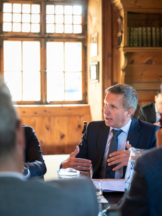 Landesrat Luis Walcher sprach bei der Sondersitzung der Landesregierung mit der Bezirksgemeinschaft Salten-Schlern über zentrale Themen aus den Bereichen Forstwirtschaft, Landwirtschaft und Tourismus, darunter Investitionen in das ländliche Wegenetz sowie die Trink- und Löschwasserversorgung. (Foto: LPA/Fabio Brucculeri)