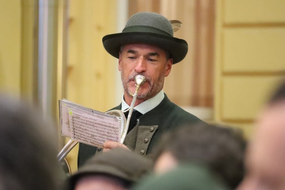 Tiroler Jägergruß, Marsch der Jäger, Gamsschützen-Marsch: Die Rittner Jagdhornbläser haben die Jungjägerfeier musikalisch gestaltet. (Foto: LPA/Maja Clara)