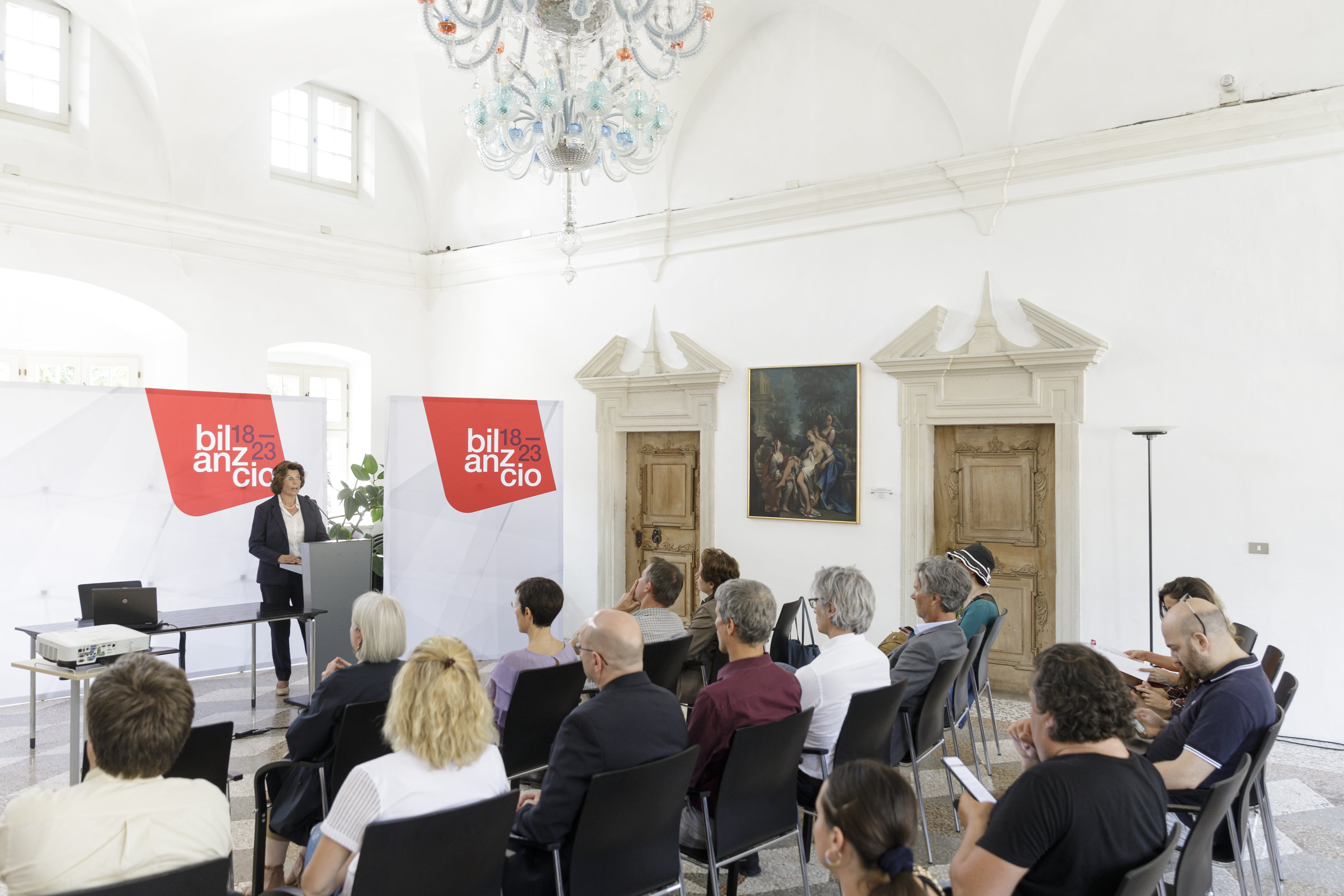 L'assessora provinciale Maria Hochgruber Kuenzer durante l'incontro con i media di fine legislatura. Anche negli ultimi cinque anni la Giunta provinciale ha attribuito grande importanza al&nbsp;mantenimento&nbsp;e alla&nbsp;cura del paesaggio, ha affermato l'assessora. (Foto: ASP/Tiberio Sorvillo)