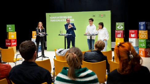 “La protezione del clima è un compito della società nel suo complesso, che riguarda tutti noi e che possiamo affrontare solo insieme”, ha sottolineato il presidente della Provincia Arno Kompatscher (secondo da sinistra). Nella foto con Linda Schwarz dello Stakeholder Forum per il clima (prima da sinistra) e con Emanuela Passerini (prima da destra) e Kilian Kier (secondo da destra) del Consiglio dei cittadini per il clima. (Foto: USP/Fabio Brucculeri)