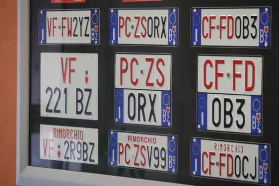Schautafel mit Sonderkennzeichen vor dem für Motorisierung zuständigen Büro des Funktionsbereichs Brandschutz: VF-FW Vigili del Fuoco-Feuerwehr, PC-ZS Protezione Civile-Zivilschutz, CF-FD Corpo Forestale-Forstdienst (Foto: LPA/Maja Clara)
