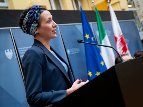 Accogliamo con grande soddisfazione la firma dell’accordo per il trasferimento dell’ex caserma Rossi alla Provincia autonoma di Bolzano. Si tratta di un passo importante che attendevamo da anni e di una grande opportunità per il futuro sviluppo di Merano” ha detto la sindaca di Merano, Katharina Zeller. (Foto: USP/Fabio Brucculeri)