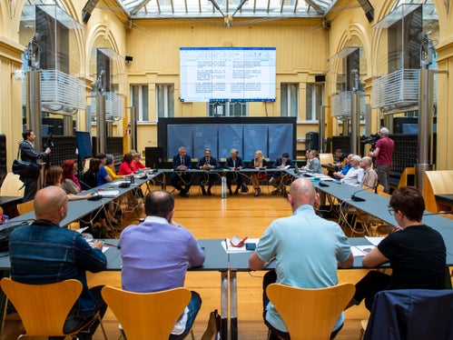 Die öffentliche Verhandlungsdelegation und die Gewerkschaftsorganisationen beim abschließenden Treffen. (Foto: LPA/Fabio Brucculeri) 