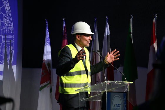 Landeshauptmann Kompatscher bei der Feierstunde im BBT-Tunnel: Wenn man aufeinander zugeht und eine gemeinsame Vision verfolgt, sind große Errungenschaften möglich. (Foto: LPA/Ingo Dejaco)