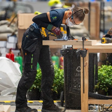 WorldSkills 2026: Landschaftsgärtnerin Manuela Kerschbaumer schneidet mit der Stichsäge Holzteile für den Wettkampf-Garten. (Foto: LPA/Fachschule Laimburg)