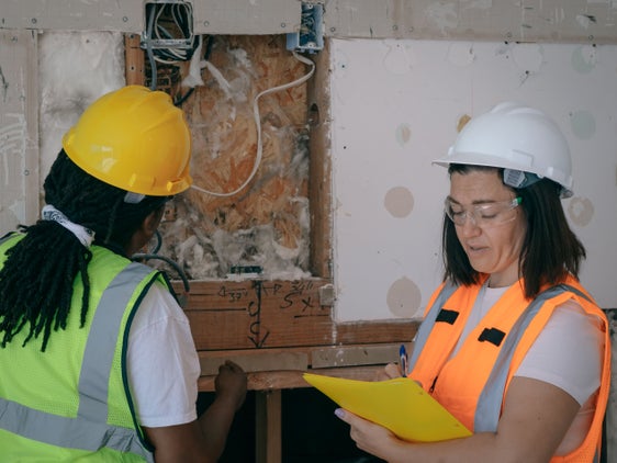 Das Land sucht fünf Arbeitsinspektorinnen bzw. Arbeitsinspektoren und eine technische Arbeitsinspektorin bzw. einen technischen Arbeitsinspektor.Technische Arbeitsinspektorinnen und Arbeitsinspektoren überprüfen Baustellen, Maschinen und Arbeitsplätze. Arbeitsinspektorinnen und Arbeitsinspektoren führen Kontrollen in den Betrieben durch, prüfen Verträge und Arbeitsbedingungen. (Foto: Pexels. Das Foto darf nur in Zusammenhang mit dieser Pressemitteilung verwendet werden.)