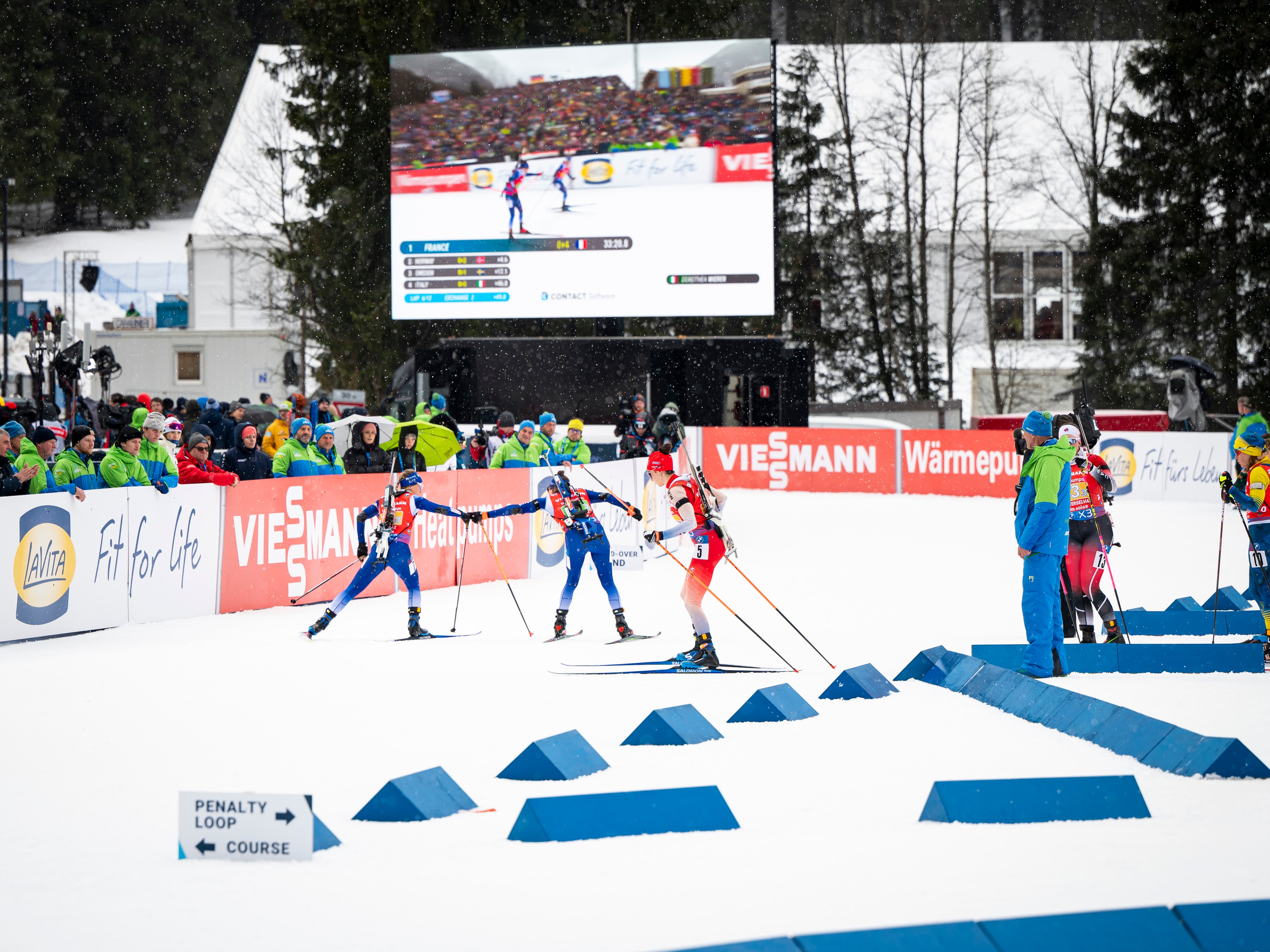 Die Olympischen Biathlonbewerbe live erleben: Südtirolerinnen und Südtiroler können in der nächsten Woche einen Vorzugs-Zugangscode erhalten, um sich Tickets für die Biathlonbewerbe zu sichern. (Foto: LPA/Fabio Brucculeri)