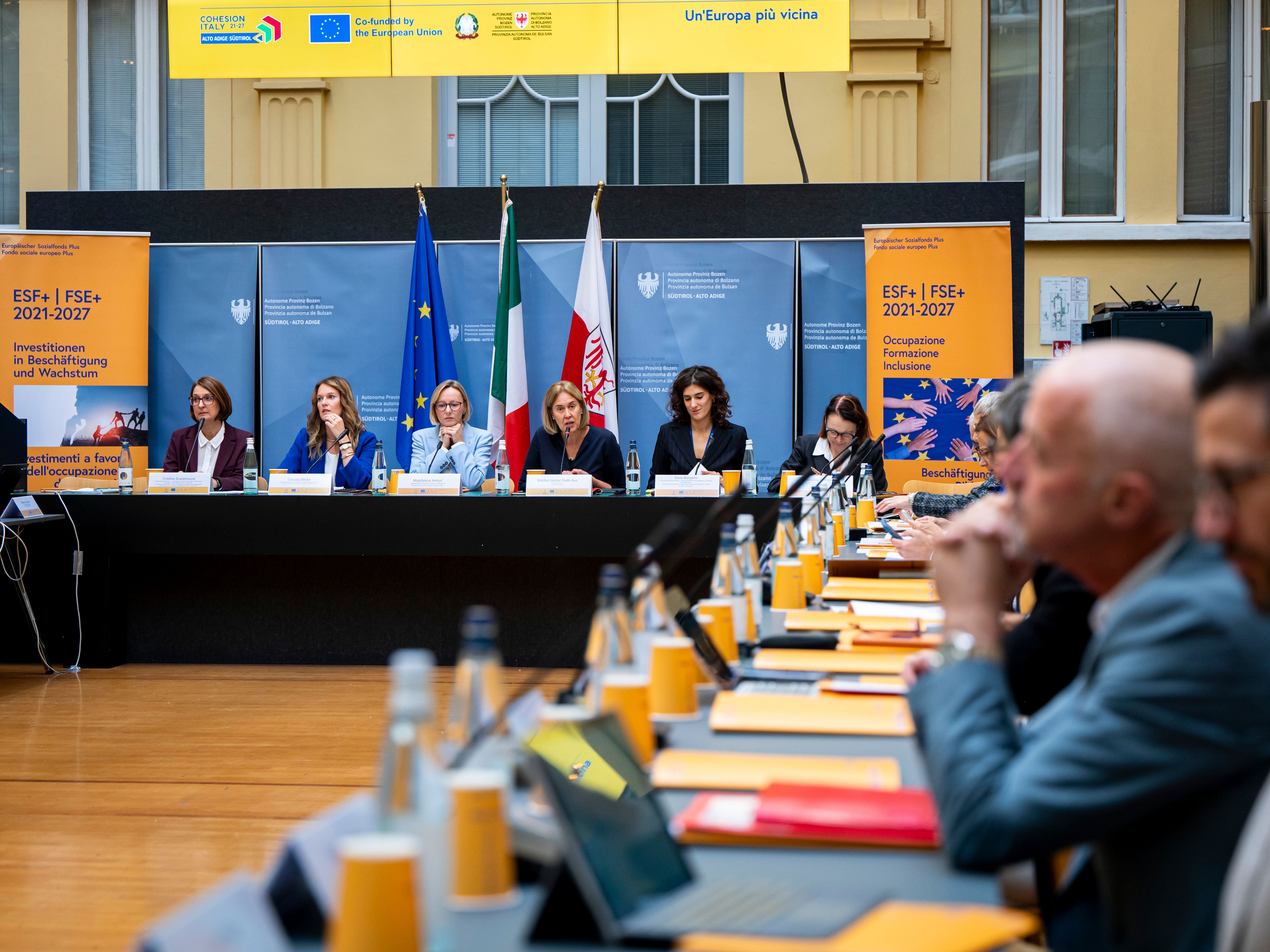 Der ESF+-Begleitausschuss tagte am heutigen 17. Oktober im Innenhof des Palais Widmann. Im (von links): Cristina Scaramuzza vom Amt für den Europäischen Sozialfonds, Amtsdirektorin Claudia Weiler, Landesrätin Magdalena Amhof, Abteilungsdirektorin Martha Gärber, Ilaria Bergami, die Vertreterin der Europäischen Kommission und Marianna D' Angelo vom Ministerium für Arbeit und Sozialpolitik. (Foto: LPA/Fabio Brucculeri)