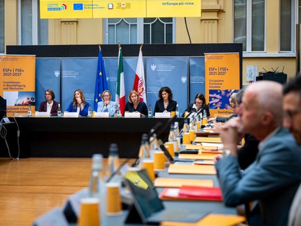 Der ESF+-Begleitausschuss tagte am heutigen 17. Oktober im Innenhof des Palais Widmann. Im (von links): Cristina Scaramuzza vom Amt für den Europäischen Sozialfonds, Amtsdirektorin Claudia Weiler, Landesrätin Magdalena Amhof, Abteilungsdirektorin Martha Gärber, Ilaria Bergami, die Vertreterin der Europäischen Kommission und Marianna D' Angelo vom Ministerium für Arbeit und Sozialpolitik. (Foto: LPA/Fabio Brucculeri)