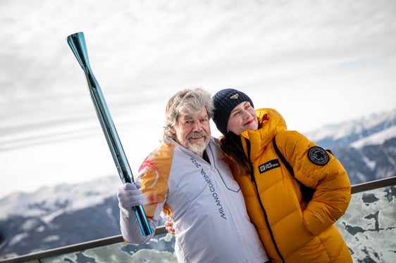Reinhold Messner posiert lachend mit Ehefrau Diane Schumacher: Der Extrembergsteiger war sehr gerührt, als er die Fackel auf dem Kronplatz tragen durfte. (Foto: LPA/Fabio Brucculeri)