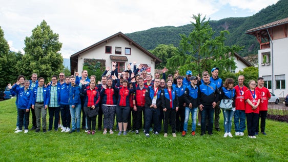 Foto di gruppo per gli Special Olympics altoatesini prima del ricevimento alla Felsenkeller di Laimburg (Foto: ASP/Fabio Brucculeri)