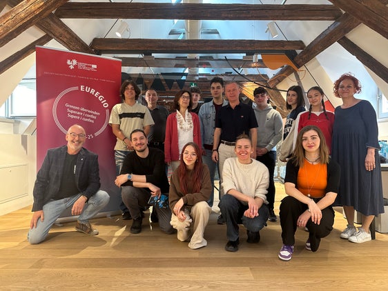 Da sinistra a destra in piedi: Anton Lutz, Arnold Schnötzinger, Rita Maria Lupi, Adam Dalpiaz, Riccardo Sola, Christoph von Ach, Remo Steinle, Elena Pro, Stefania Pedrotti, Irene Egger. Da sinistra in ginocchio: Armin Gluderer, Willy Theil, Milla Isabel Pedron, Ida Lechner, Cristina Cerra. (Foto: Bolzano Filmfestival Bozen/Arianna Ambrosetti)