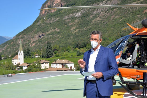Il servizio territoriale di soccorso è stato definito da Widmann pilastro portante dell’assistenza sanitaria“, così come l’elisoccorso, che dal 2020 conta su un quarto elicottero stazionato a Lasa. (Foto: ASP/Michela Antino)