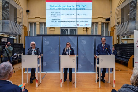 Nadia Mazzardis, Ulrike Oberhammer und Landeshauptmann Arno Kompatscher bei der heutigen (13. September) Vorstellung des neuen Lehrgangs für Frauen in der Gemeindepolitik. (Foto: LPA/Greta Stuefer)