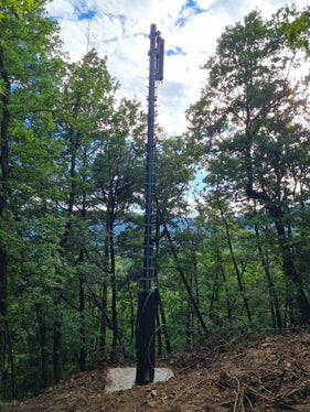 Il pilone di trasmissione installato nel bosco di Monticolo (Foto: RAS)