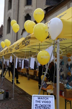 Freiwillige des Zivilschutzes im Weißen Kreuz beim Aufbau der Informationsstände, an denen sich die Bevölkerung von 9 bis 17 Uhr Informationen über Hochwasser einholen konnte. (Foto: LPA/Weißes Kreuz)