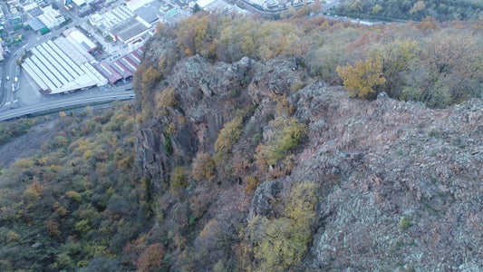 Durch einen umfassenden Sicherungseingriff soll das&nbsp;Steinschlagrisiko&nbsp;auf der Brennerstaatsstraße (SS12) östlich der&nbsp;Industriezone Leifers Süd&nbsp;verringert werden. (Foto: LPA/Landesabteilung Tiefbau)