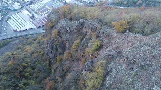 Un intervento completo di messa in sicurezza ridurrà il rischio di caduta massi sulla strada statale del Brennero (SS 12) a est della zona industriale di Laives Sud. (Foto: Ripartizione Infrastrutture)