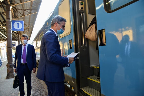 LH Kompatscher und LR Alfreider sind heute von Bozen bis zum Brenner mit dem Sonderzug der Europäischen Union mitgefahren. (Foto: LPA/Peter Daldos)