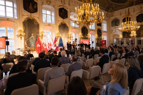 Das Erreichte macht Mut für weitere Schritte: In Sinne dieser Worte von Südtirols LH Kompatscher feierten die Euregio-Vertreter in der Hofburg in Innsbruck das zehnjährige Euregio-Bestehen. (Foto: Land Tirol/Sedlak)
