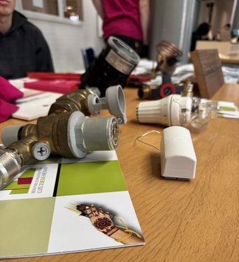 Was braucht es um fachgerecht eine Heizungs- oder Sanitäranlage zu installieren? Darüber konnten sich interessierte Jugendliche und deren Eltern beim Tag der offenen Tür des Berufsbildungszentrums Meran informieren. (Foto: BBZ Zuegg Meran)