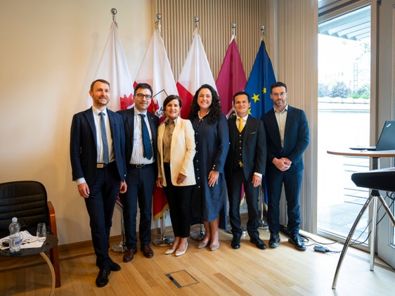 Tl retrat, da man ciampa: le diretur de Repartiziun Aministraziun Scora y Cultura ladina Mathias Stuflesser, le professur dl’Université lëdia da Balsan Paul Videsott, la direturia esecutiva tl ciamp business development de Lenovo Janine Oliveira, la head of globalization de Lenovo Juliana Rebelatto, le diretur dl Departimënt Intendënza y Cultura Ladina André Comploi y le government relations manager de Lenovo Gianluca Diana. (Retrat: USP/Fabio Brucculeri).